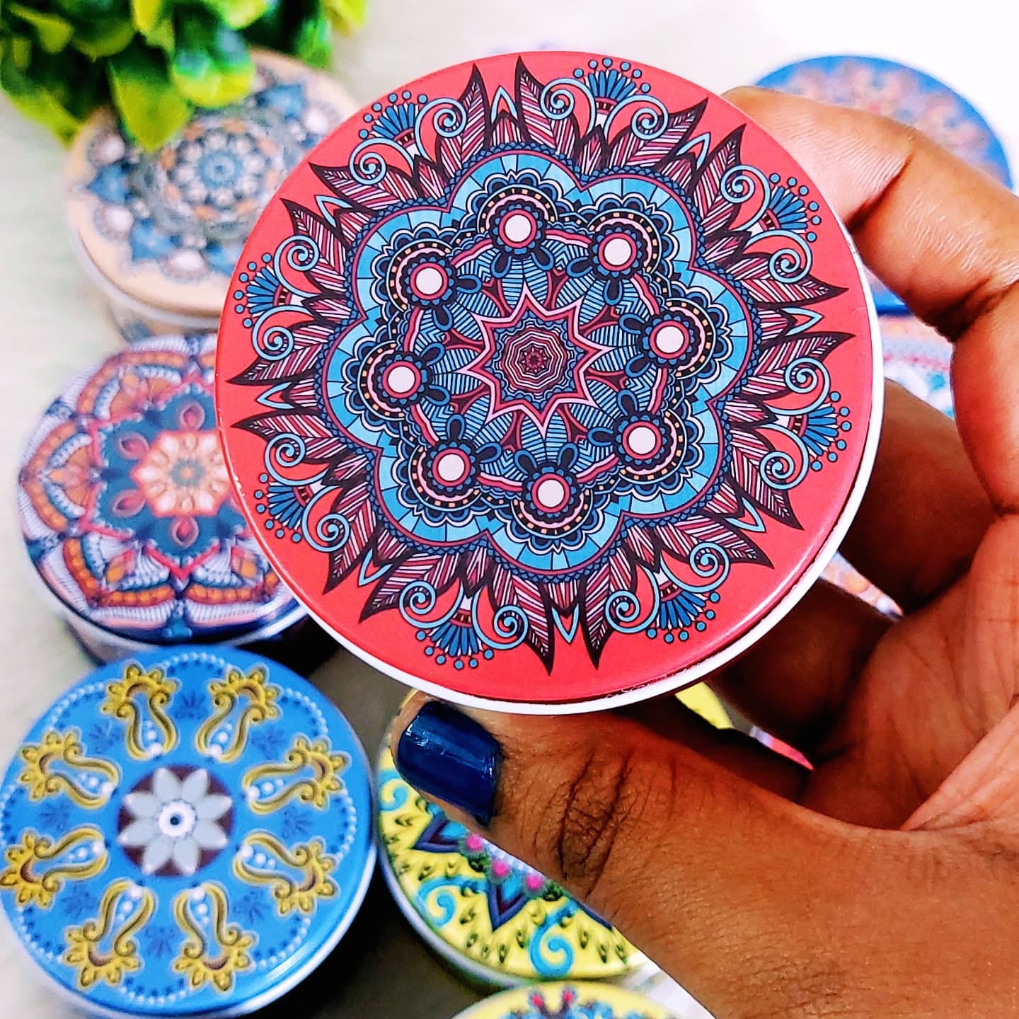 Plain Circular Shaped Tin box- Random Design - Image 4