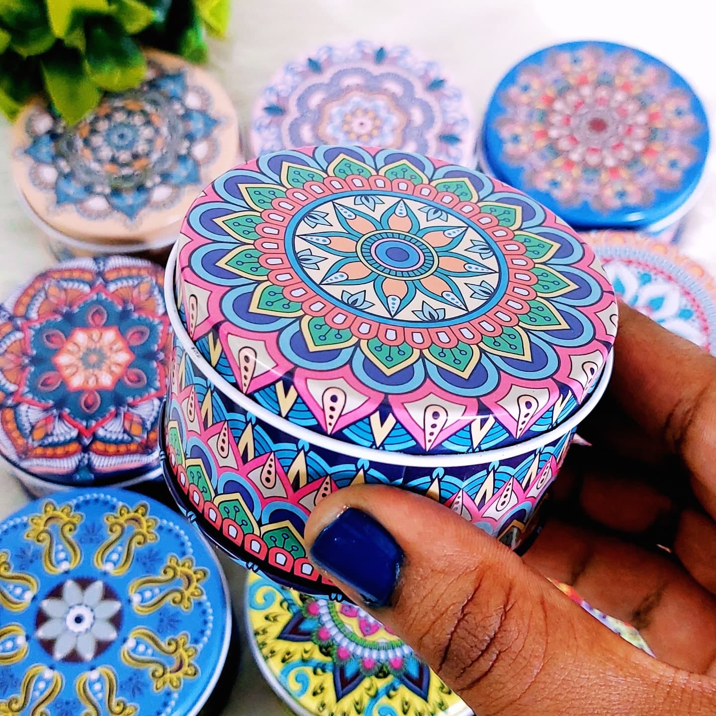 Plain Circular Shaped Tin box- Random Design - Image 5