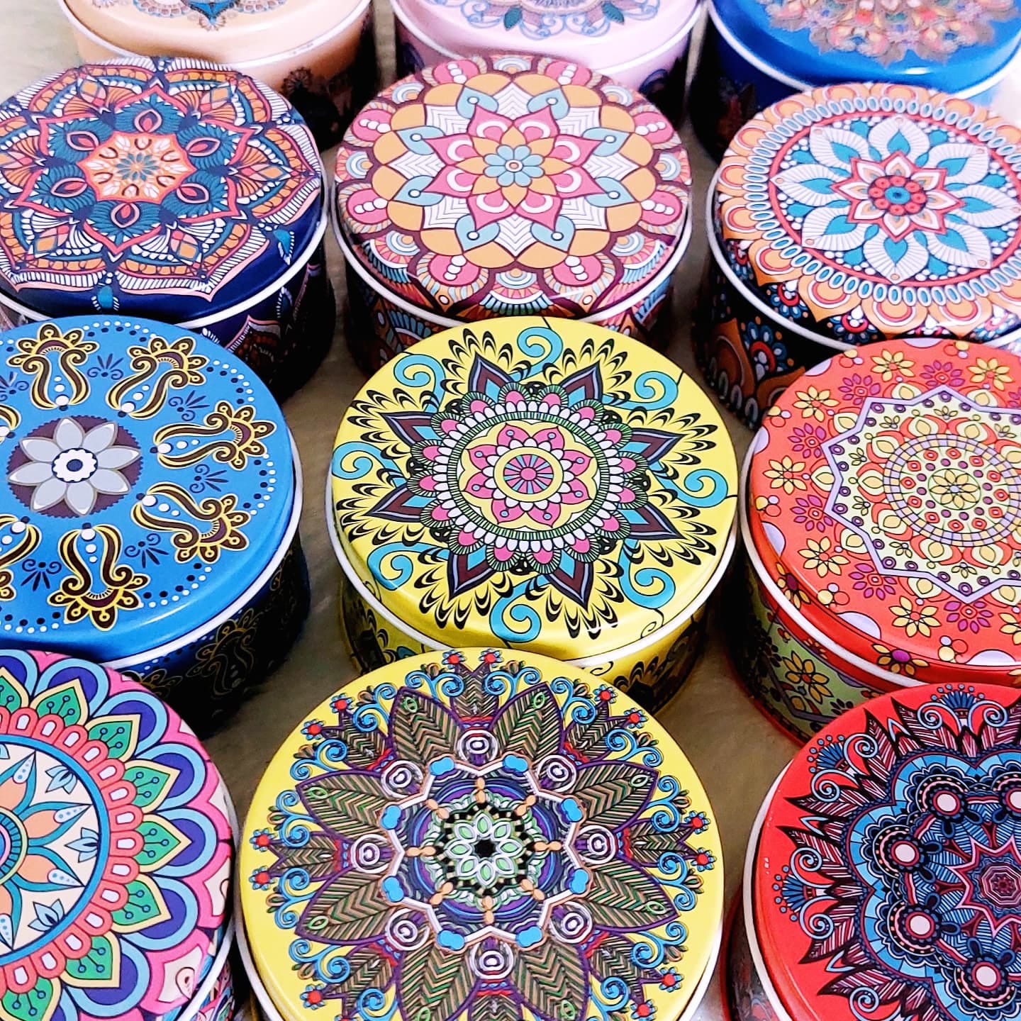 Plain Circular Shaped Tin box- Random Design - Image 6