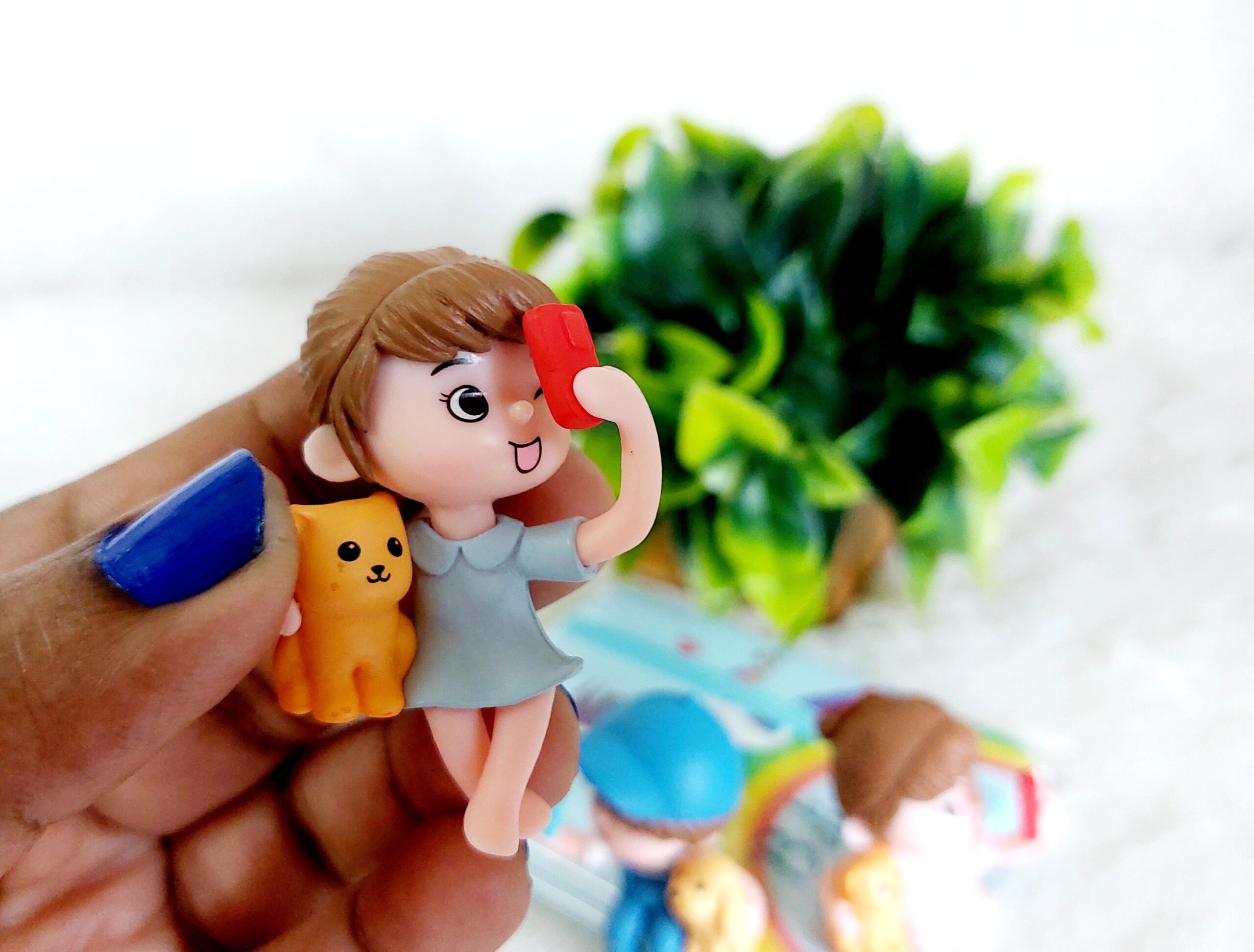 Selfie Couple Miniature Doll - Image 6