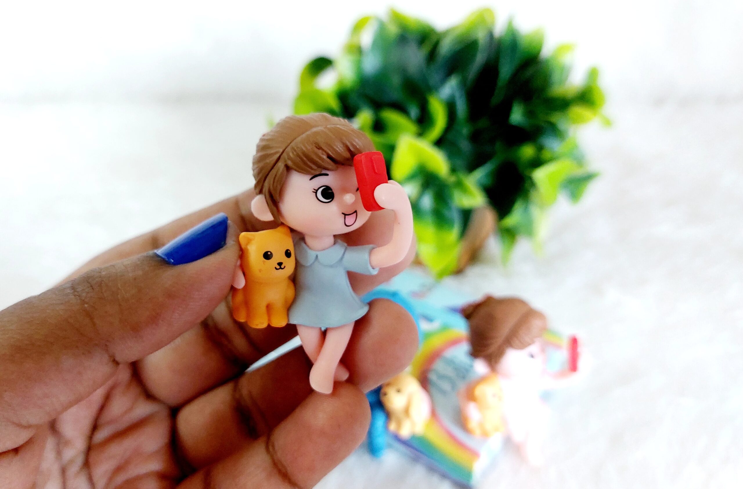 Selfie Couple Miniature Doll - Image 5