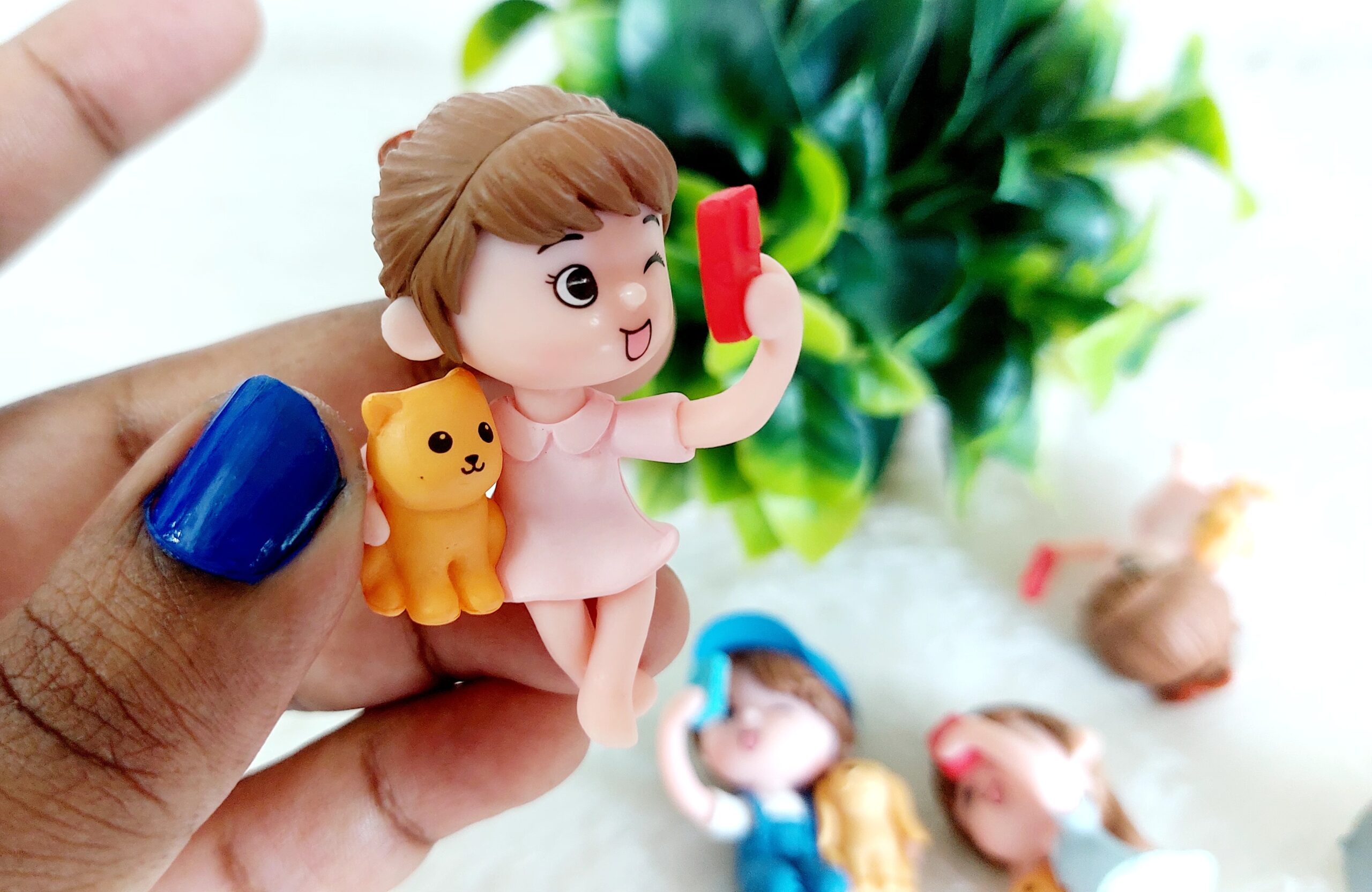 Selfie Couple Miniature Doll - Image 3
