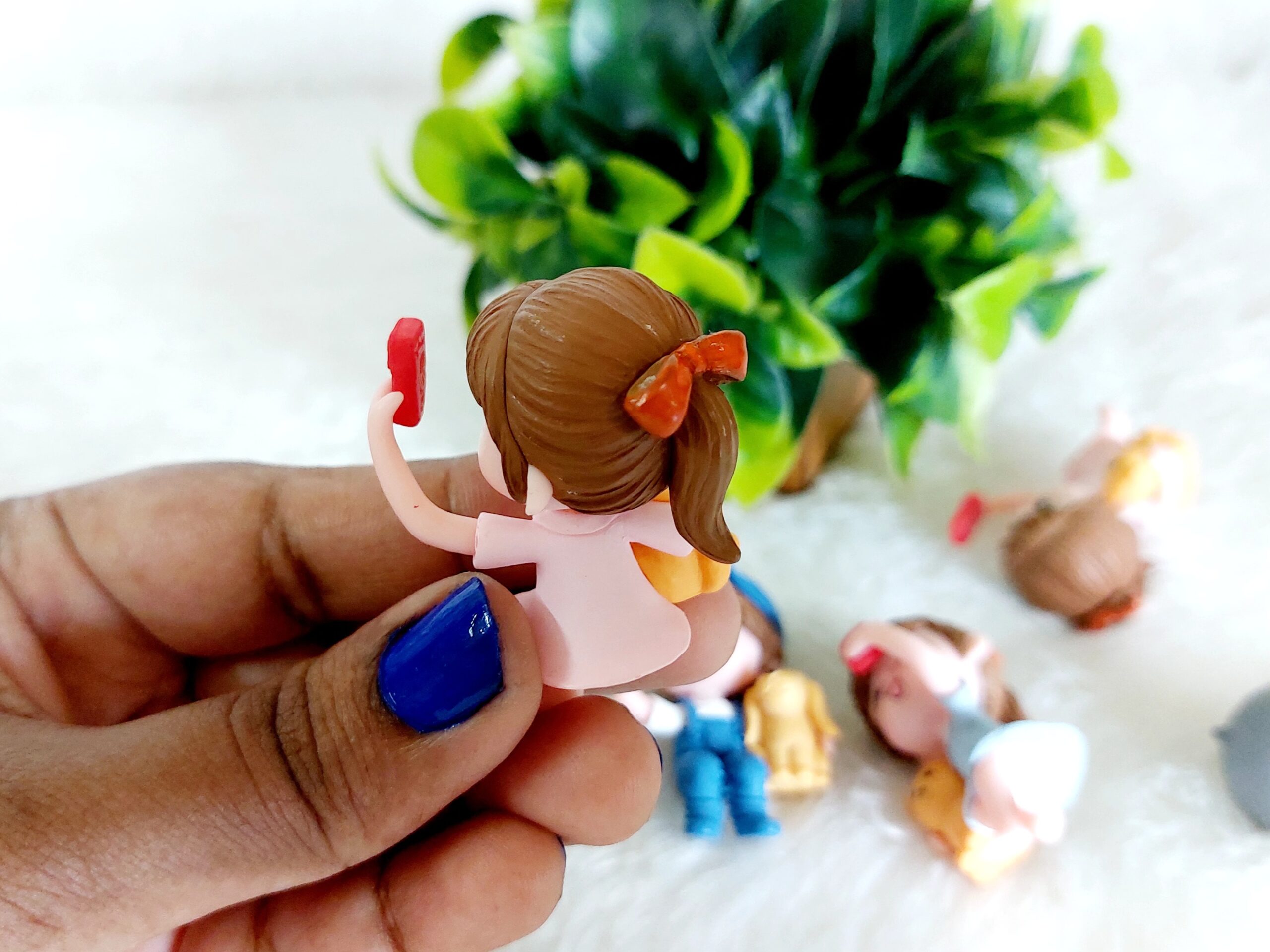 Selfie Couple Miniature Doll - Image 4